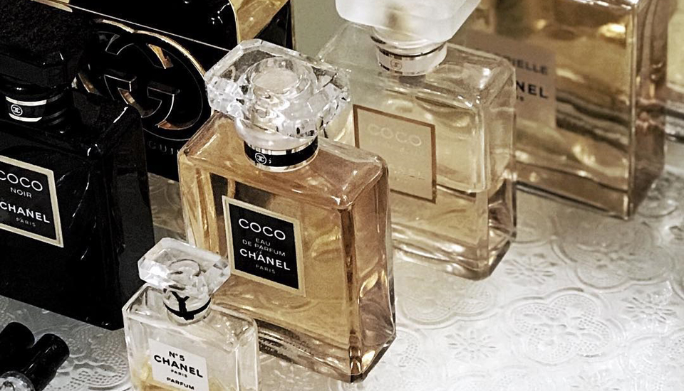 TOP 12 PERFUMES ON MY TOP SHELF